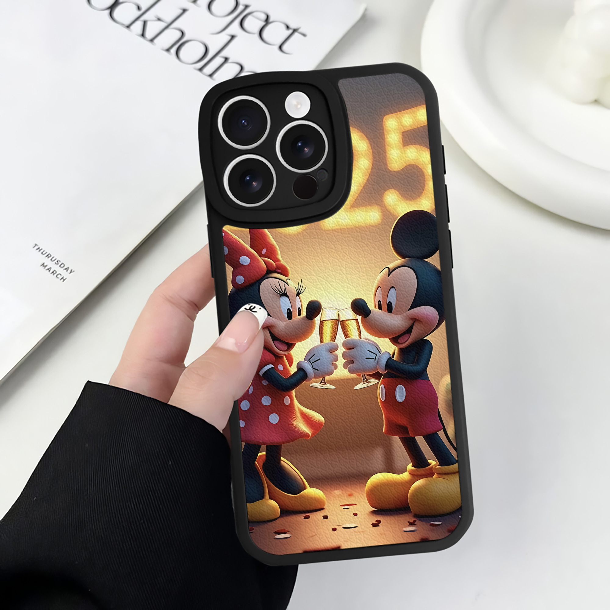 （画像用） ミッキーマウス Mickey Mouse 【iPhone 16シリーズ対応】シリコンスマホケース（レザー調） 材質：シリコン